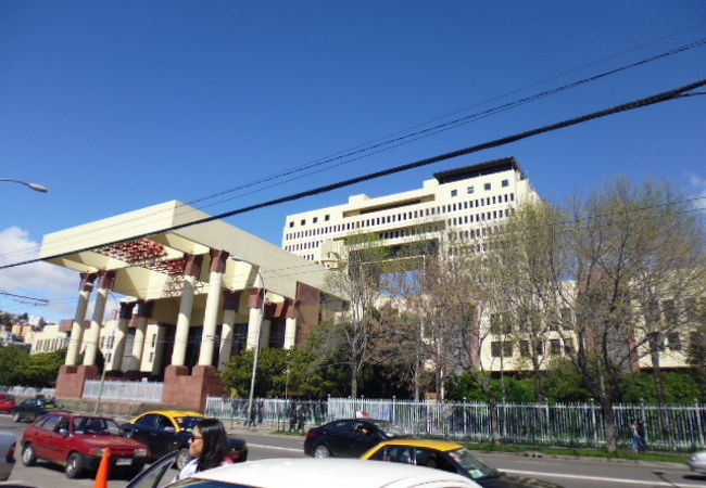 バスターミナル前の大きな建物