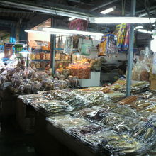 ナクルア市場の内部です。ビニール袋詰めされた乾燥魚介類です。