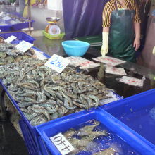 ナクルア市場の内部です。生きたエビやカニが売られています。