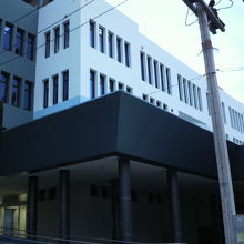 パタヤシティー病院の増築された診療棟の前方部分を見ています。