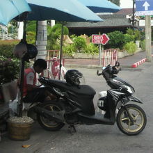 パタヤのモーターサイです。街角のいろんな所で待機しています。