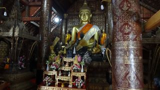 町の奥にある寺院