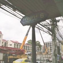 ワンブラパー駅は中華街のチャルンクルン通りに建設されています