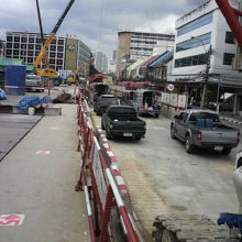 ミラマーホテルに方向へのワンブラパー駅の建設現場の様子です。