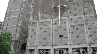 人類の友好と平和を祈願して建てられた。