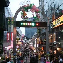 原宿駅竹下口の前が、竹下通りの入口です