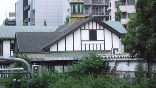 大きな石橋で明治神宮の入口です