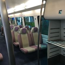 座席はゆったり。