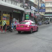 パタヤのタクシーは、パタヤ市内のショッピングモールや主要ホテルの付近で待機しています。
