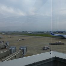 滑走路がすぐ前に見えます．