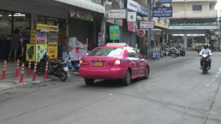パタヤのタクシーは、パタヤ市内のショッピングモールや主要ホテルの付近で待機しています。