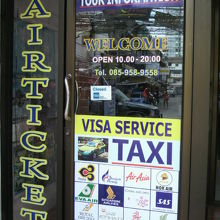 街中の仲介も航空券販売やツアーの一環で、タクシーを利用します