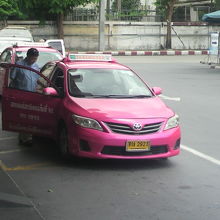 長距離交通機関からの乗り継ぎもタクシーの活躍分野です。