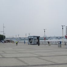 地元のお年寄りと一緒に、しばらくボーっとしてました。