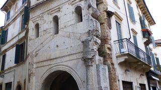 古代ローマ時代の「レオーニ門」
