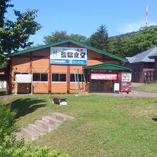 食堂。中に入らなくても利用可能