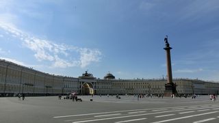 美術館前の広場、広い！