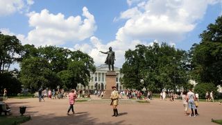 ロシア美術館前の広場、市民の憩いの場。