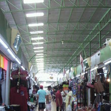 ナイトバザールの内部の様子です。小規模店舗が多いです。