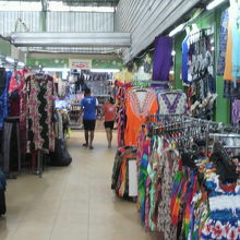 タイのカラフルな衣料品を販売している店舗です。商品が多いです