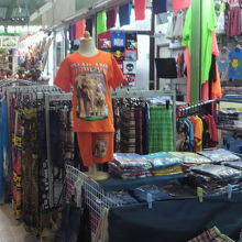 こちらもタイ産の繊維製品を展示しています。とても綺麗な色です