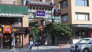 外国のチャイナタウンに来たような錯覚におちいります。