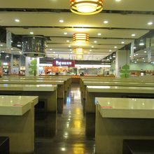 地下一階のフードコート