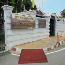 入り口前の歩道にはスロープの板が置かれています。