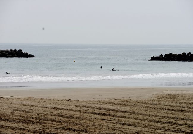 防波堤に囲われた人工海浜で水泳、砂遊び可能　7/21訪問時サーファー3人のみ