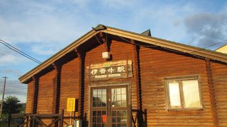 閑散としたログハウス風の駅舎