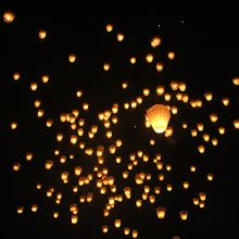 夜空に吸い込まれるように揚がって行きます。