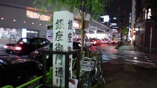 タクシーのテールランプが印象的です