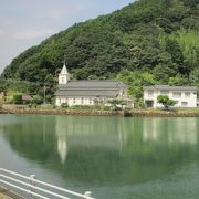 中ノ浦の入り江に水鐘の姿を映して静かに建っている尖塔のある教会です。