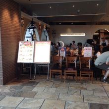 食べている丸見えな席もあります