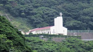 上五島島の青方港に寄港した時に、港の上方に臨むことが出来ました。