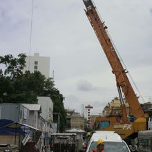 中華街の中、ワットマンコン駅の建設工事が進んでいる様子です。