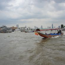 チャオプラヤー川を行く小型船