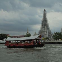 チャオプラヤー川から昼間に見たワット・アルン　工事中です。