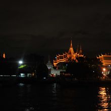 クルーズ船から見た夜景　寺院がライトアップされています。