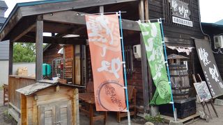 スモークの香り漂う燻製店