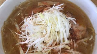 郊外に一軒だけポツンとあるラーメン屋。なので昼飯時は満員です。