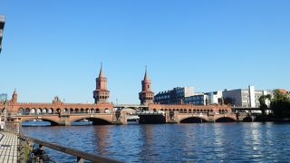 Uバーンの高架下を歩く