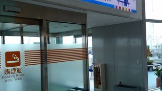 飛行機を近くで見れます。