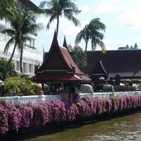 樹々と花ばなに囲まれたリバーサイドの素敵なホテル