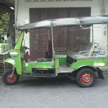 スクゥィンヴィット通り沿いで客待ちをするトゥクトゥクです。