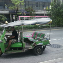 スクゥィンヴィット通りをひた走るトゥクトゥクです。空車です。