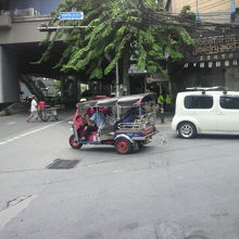 乗客を乗せているトゥクトゥクを見るのは、初めてです。