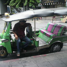 バンコクのソイで客待ちをするトゥクトゥクです。