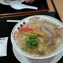 長男と侘びしい夜食。まあまあ美味いですが、、、