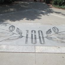 ワールドオブコカコーラの近くのゲートにあった記念